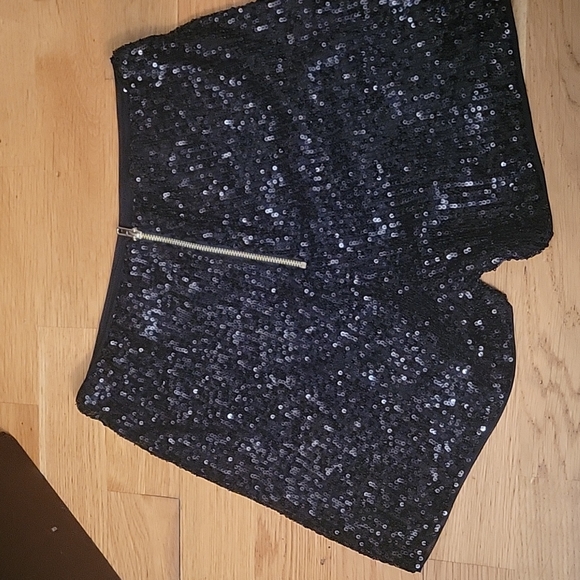 Sequined shorts - Picture 2 of 2